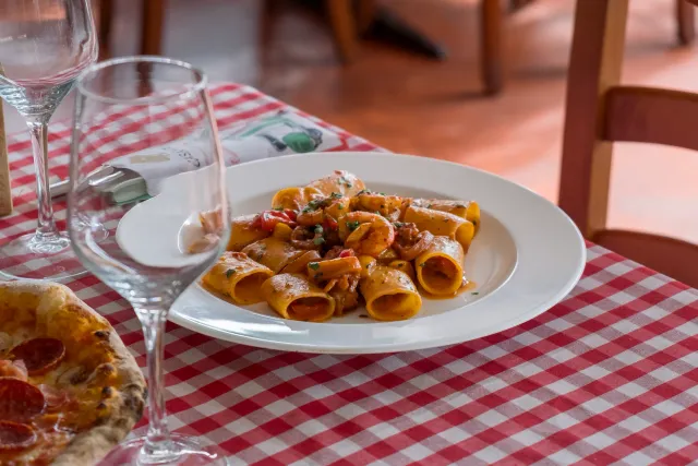Rigatoni con salsa de tomate — fotografía gastronómica para un restaurante italiano en Barcelona