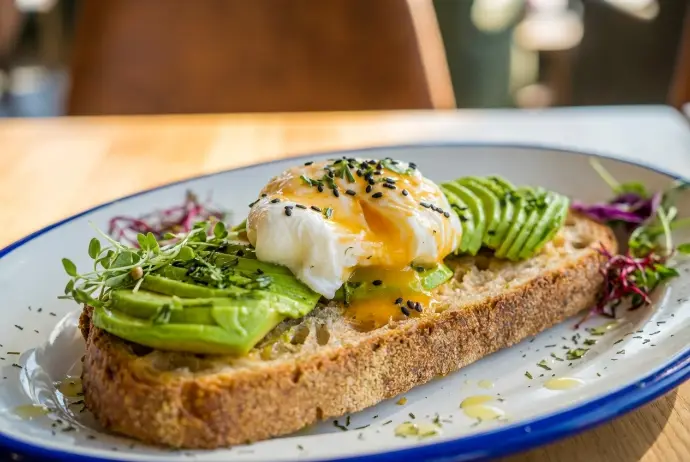 Foto profesional gastronómica de tostada con huevo poché generada por IA para restaurante
