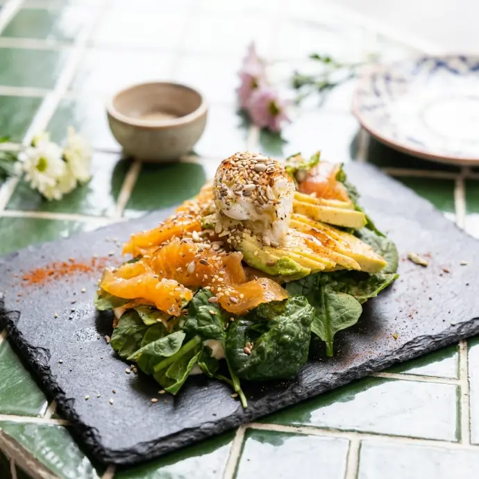 Foto profesional gastronómica de tostada de salmón generada por IA para restaurante