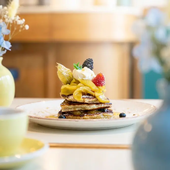 Fotos profesionales de platos de pancakesgourmet con frutas creadas con IA para restaurantes.